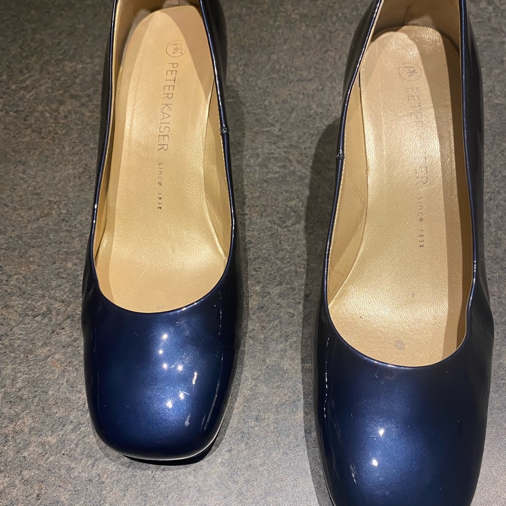PETER KAISER PATENT LEATHER 2.5 HEEL PUMP IN BLUE / COMFORT / SIZE 5